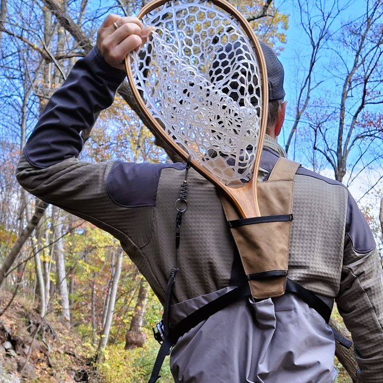 The Truckee Chest Pack features a comfortable harness with an integrated net holster at the back.